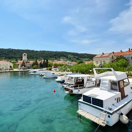 Captain's Veli Iž